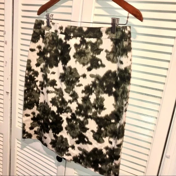 J Crew Blurred Olive Abstract Stretch Skirt Size 10 - Picture 8 of 9